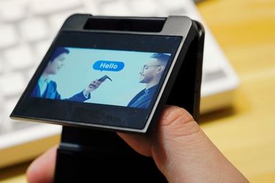 訊飛雙屏翻譯機:雙屏+領夾麥+無需操控 翻譯機的終極形態(tài)?